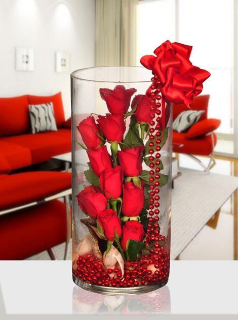 Büyük Cam Vazo içine Hazırlanmış Kırmızı Gül Tasarımı  Büyük Cam Vazo içine Hazırlanmış Kırmızı Gül Tasarımı