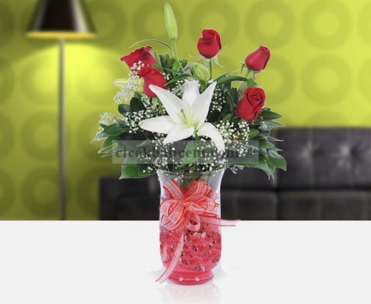 Cam Vazo İçine Beyaz Kokulu Lilyum ve 5 Adet Kırmızı Gül Arajmanı  Cam Vazo İçine Beyaz Kokulu Lilyum ve 5 Adet Kırmızı Gül Arajmanı