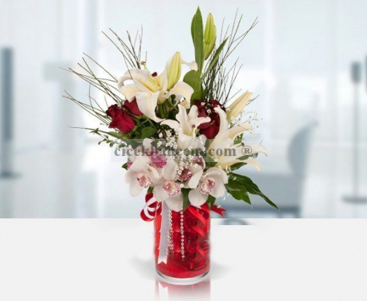 Cam Vazo içine Beyaz Orkide, Lilyum ve Kırmızı Gül Aranjmanı  Cam Vazo içine Beyaz Orkide, Lilyum ve Kırmızı Gül Aranjmanı
