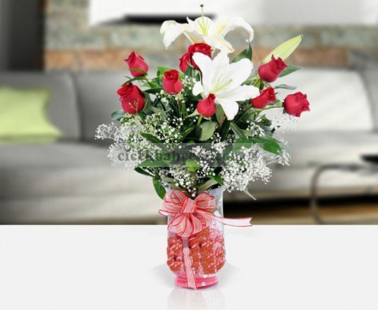 Cam Vazoda 11 Aded Kırmızı Gül ve Kokulu Lilyum Aranjmanı Cam Vazoda 11 Aded Kırmızı Gül ve Kokulu Lilyum Aranjmanı