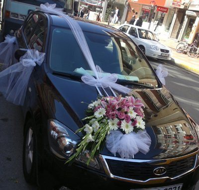 Düğün Arabası Süsleme Beyaz Tüller ve Çiçekler Düğün Arabası Süsleme Beyaz Tüller ve Çiçekler