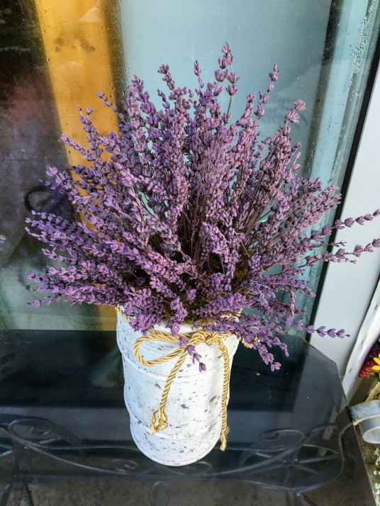 Kokulu Mor Lavanta Aranjmanı Taş Vazoda  Kokulu Mor Lavanta Aranjmanı Taş Vazoda