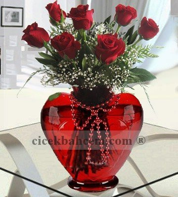 Kalp Vazoda 7 Adet Kırmızı Gül KALP110 Kalp Vazoda 7 Adet Kırmızı Gül KALP110