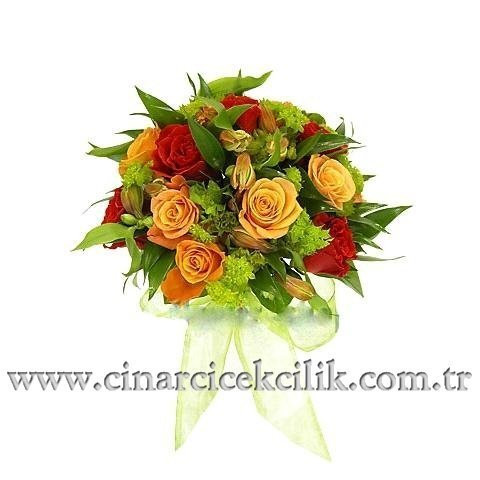 Turuncu Gül ve Kırmızı Güller Eşliğinde Kır Çiçekleri Gelin Buketi Turuncu Gül ve Kırmızı Güller Eşliğinde Kır Çiçekleri Gelin Buketi