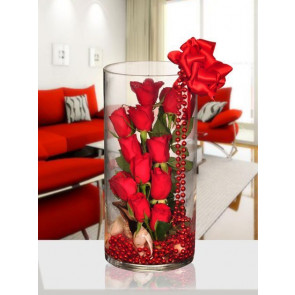 Büyük Cam Vazo içine Hazırlanmış Kırmızı Gül Tasarımı 