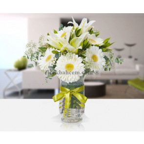 Beyaz Lilyum ve Beyaz Gerberalarım Cam Vazoda Tasarımı 