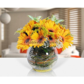 Cam Fanus İçine Sarı Gerbera Çiçeklerinden Hazırlanmış Aranjman