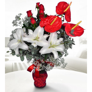 Kırmızı Antorium, Beyaz Lilyumlar, Kırmız Güllerden Aranjman