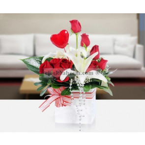 Kare Vazoda 9 Adet Kırmızı Gülün Sunumu