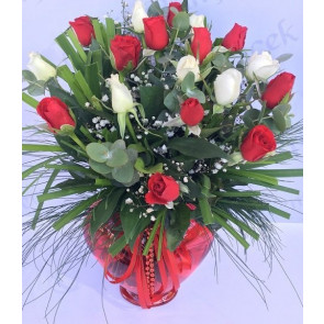 KALP VAZO İÇİNDE 15 ADET KIRMIZI VE BEYAZ GÜL SUNUMU