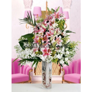 Pembe Lilyum ve Beyaz Şebboy Çiçekleri İle Hazırlanmış Şık Bir Tasarım