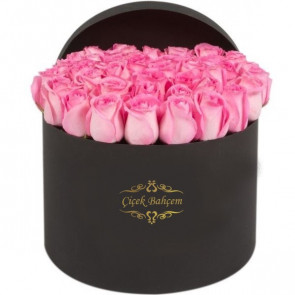 Siyah Yuvarlak Kutuda 35 Pembe Gül